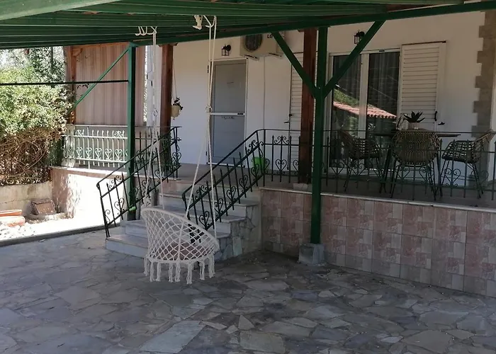 Η Μονοκατοικία Της Χαράς.