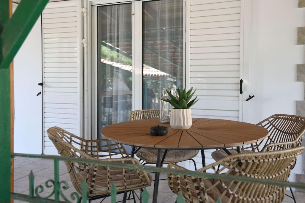 Villa η μονοκατοικία της χαράς. Kalamaki (Corinthia)
